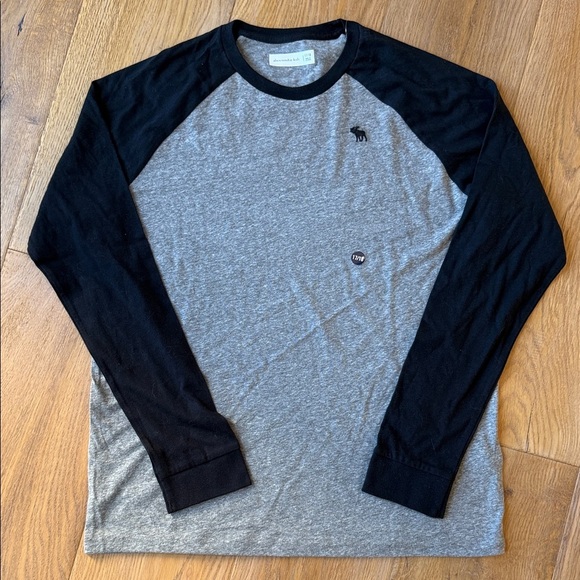 Abercrombie & Fitch Heather Gray and Black Crewneck - Picture 3 of 3